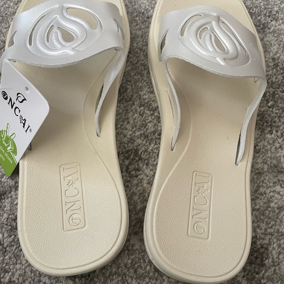 Women's Cream Slide Sandals - Picture 6 of 13